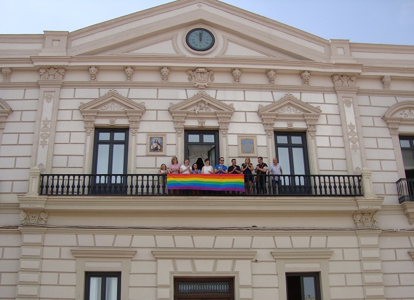 Colocación de la bandera arcoíris en el Ayuntamiento de Alcázar con motivo de la celebración del Día del Orgullo LGTB