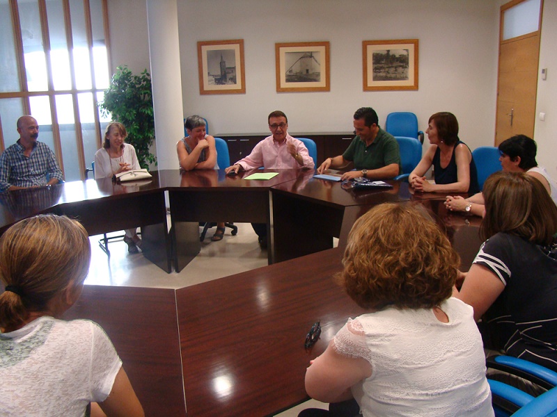 El alcalde de Campo de Criptana recibe en el Ayuntamiento a la nueva junta directiva de Aspana