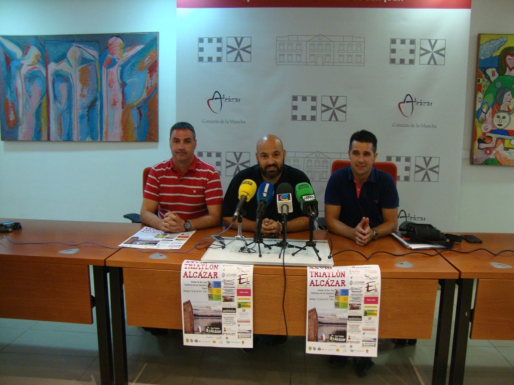 Presentación del  XXVIII Triatlón Alcázar en el Ayuntamiento de Alcázar de San Juan que colabora en este evento