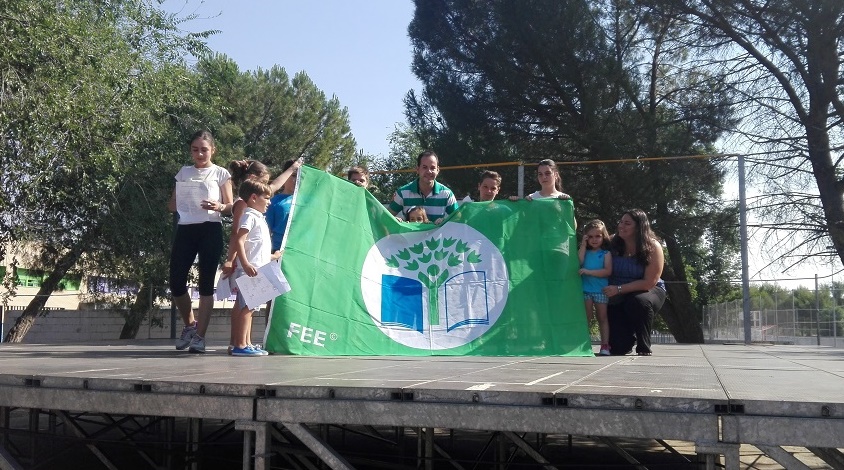 La Bandera Verde de Ecoescuelas ya ondea en el CEIP Carrasco Alcalde de Herencia