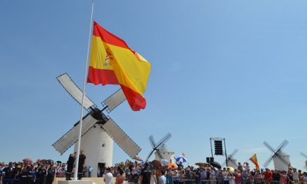 Campo de Criptana se vuelca en el acto de homenaje a la Bandera de España y a la Unidad Militar de Emergencias
