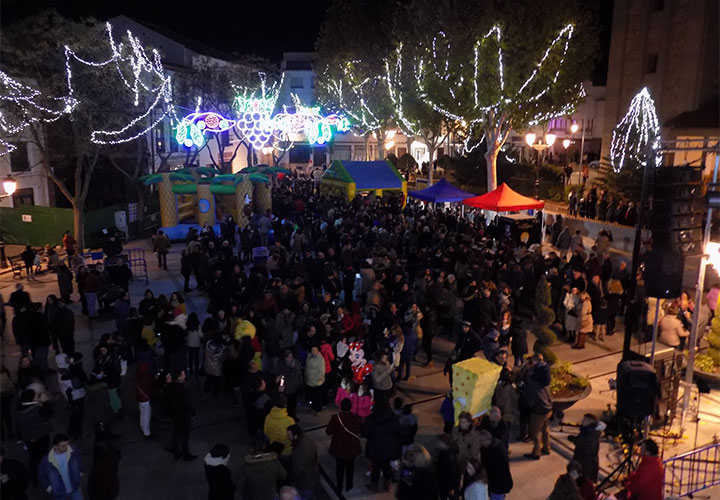 Lleno en la plaza Mayor de Campo de Criptana en el encendido de luces de Navidad