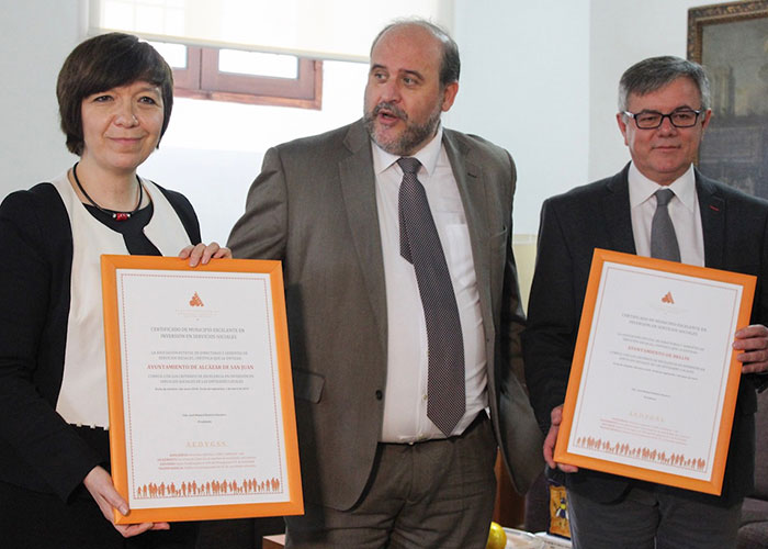 La alcaldesa de Alcázar recibe en Toledo el premio a la excelencia social como Ayuntamiento con alma