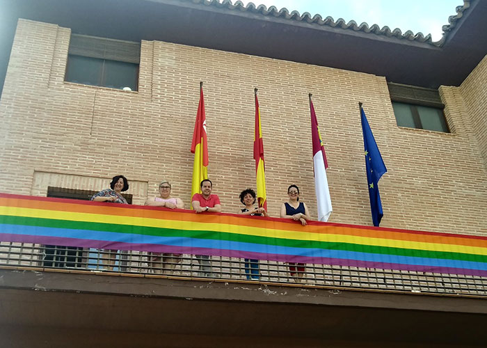 El Ayuntamiento de Herencia se suma por primera vez a la conmemoración del Día Internacional del Orgullo Gay