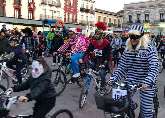 Los disfraces de Carnaval se suben a la bicicleta en la Ciclalgata