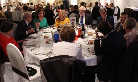 La Asociación contra el Cáncer volvió a reunir en Alcázar a cientos de personas en su tradicional cena solidaria