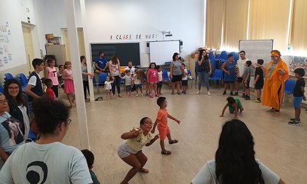 La Escuela de Inglés de Verano se despide con danza africana y percusión corporal