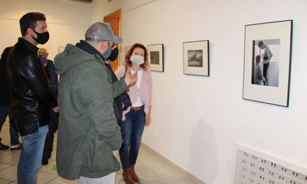 Inaugurada en el Museo Municipal la exposición “Miradas”, de Txus Leal