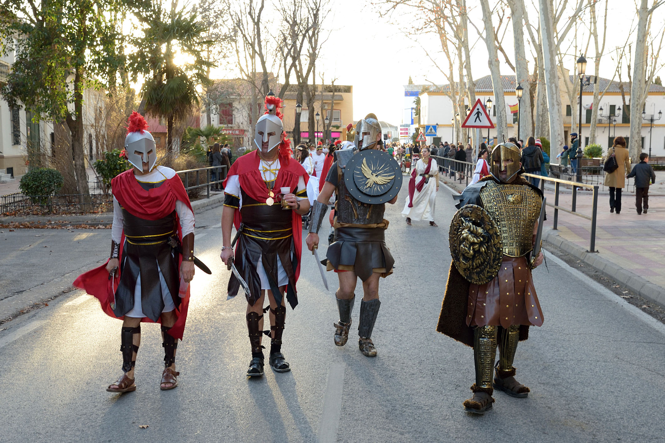 El ritmo y el calor de las comparsas compensan la fría tarde de Carnaval en Argamasilla de Alba