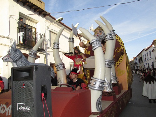 Peñas, grupos y máscaras callejeras inundan las calles de Campo de Criptana en el XXIX Desfile Local de Carnaval