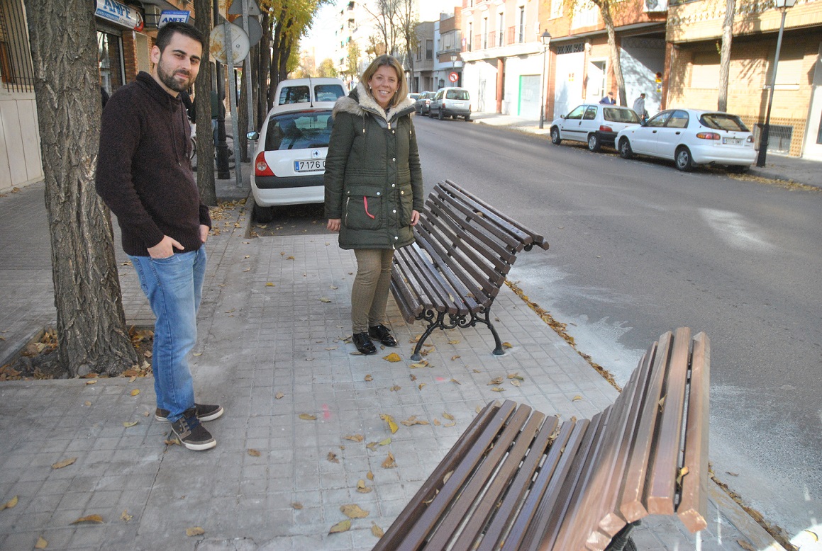 El Ayuntamiento aumenta la dotación de mobiliario urbano en distintos puntos de la ciudad