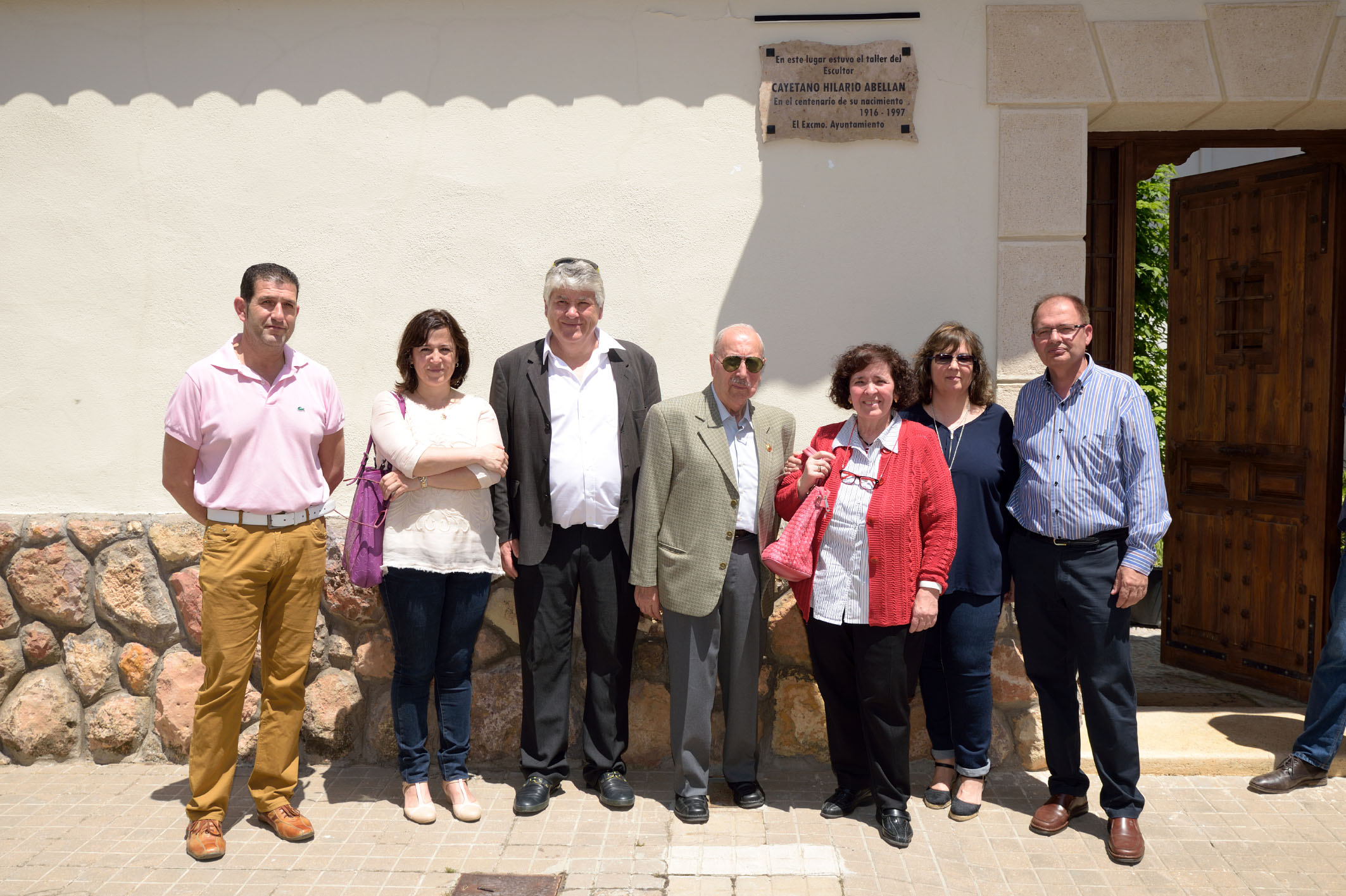 Académicos de la Argamasilla frente a la placa del taller