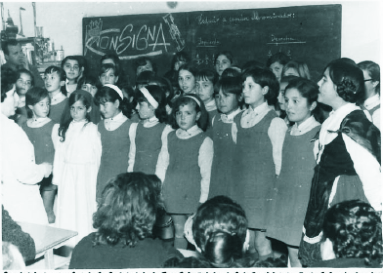 Clase antigua de niñas del Colegio El Santo