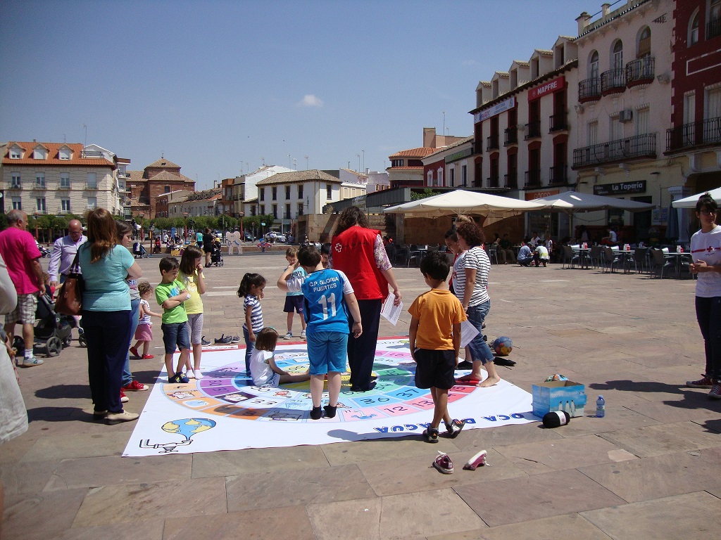Cruz Roja junto con el Ayuntamiento de Alcázar han preparado diferente actvidades para los niños en la plaza de España
