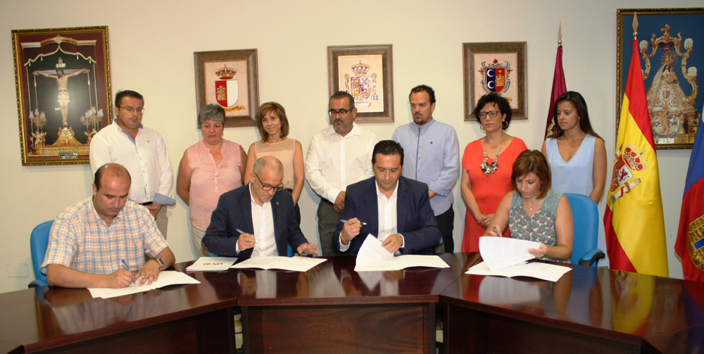 Antonio Lucas-Torres y Agustín Olivares firman el ‘Acuerdo de Legislatura’ en Campo de Criptana