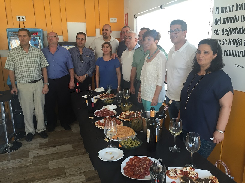 Miembros de la corporación municipal acompañaron a los hosteleros en las celebraciones de Santa Marta en Alcázar