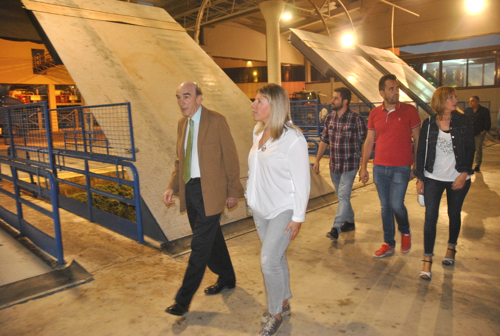 La alcaldesa de Tomelloso, en la cooperativa Virgen de las Viñas, se interesa por el inicio de la campaña de vendimia
