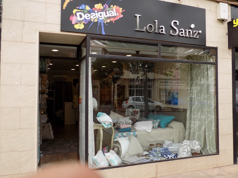 Lola Sanz viste de otoño tu hogar con confortables nórdicos, alfombras y cortinas o estores en Alcázar de San Juan