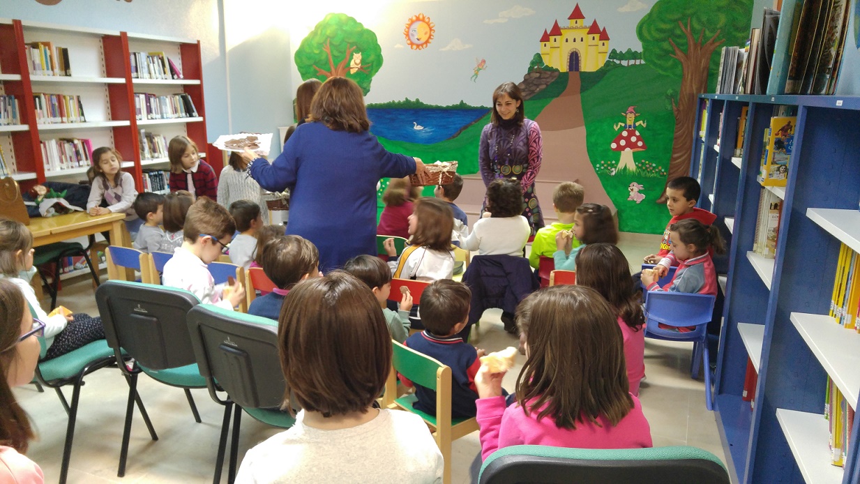 Gran éxito del taller de la biblioteca municipal de Socuéllamos ‘Cuentos con pan y chocolate’, cuya primera sesión el pasado viernes contó con unos 35 niños