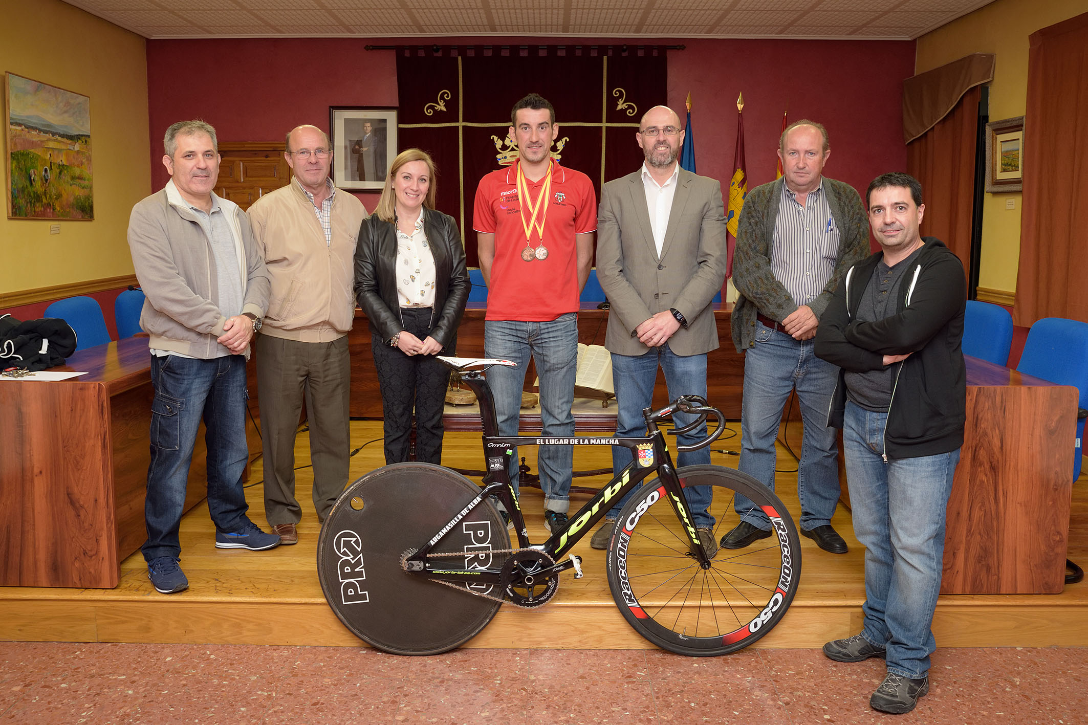 La Corporación Municipal recibió a Vicente García de Mateos tras la consecución de dos medallas en el campeonato de España de ciclismo en pista