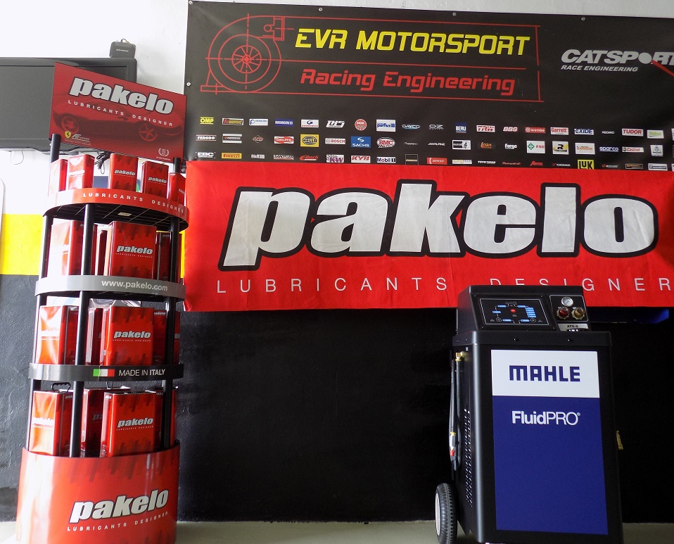 EVR Motorsport pone a punto su caja de cambios con lubricantes Pakelo y la máquina ATX2 de cambio de aceite en Alcázar