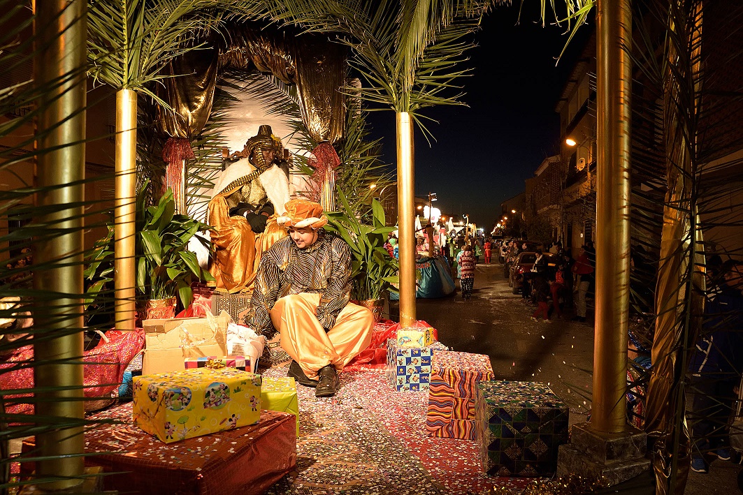 Los Reyes Magos llegan a Argamasilla de Alba cargados de regalos