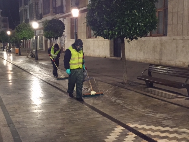 Se esta llevando a cabo en la calle Emilio Castelar de Alcázar un tratamiento antideslizante en la zona del adoquín de mármol