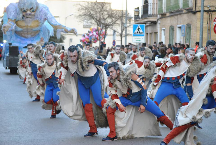 Las peñas locales de Tomelloso brillan con todo su esplendor en el desfile de este lunes de Carnaval