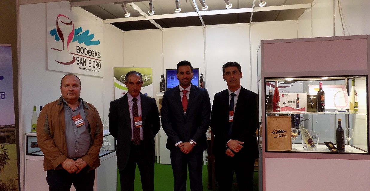 La cooperativa de San Isidro presenta en FENAVIN su nueva línea ‘Amigo Sancho’ acogida a la DO Mancha