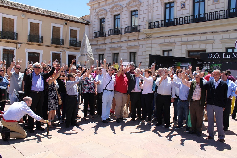 Alcázar se sumó al Movimiento DO con un brindis multitudinario en la Plaza de España