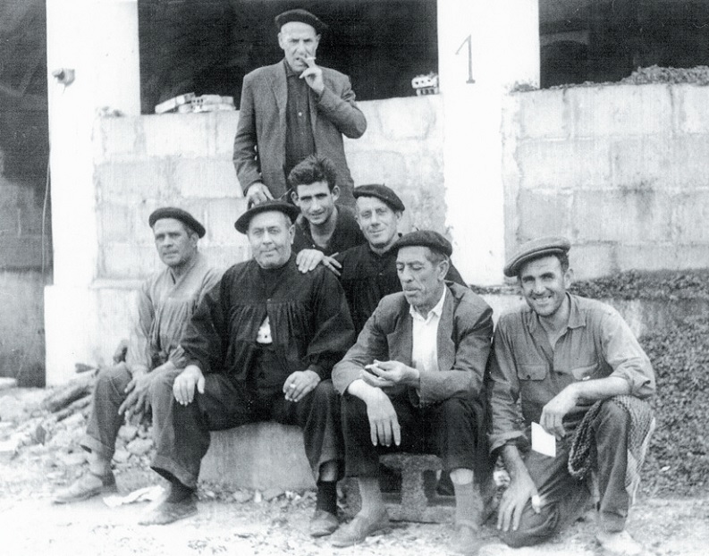 Izqda., 2º presidente, Victoriano Ruiz (centro), junto a descargaderos antiguos