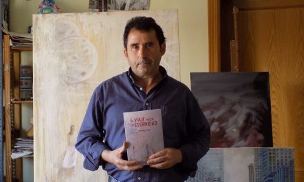 Santiago Garci presenta en Pedro Muñoz su segundo ensayo ‘El viaje hacia la eternidad’ ante un concurrido auditorio