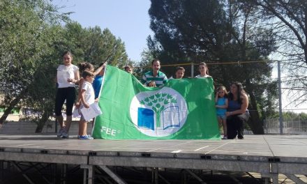La Bandera Verde de Ecoescuelas ya ondea en el CEIP Carrasco Alcalde de Herencia