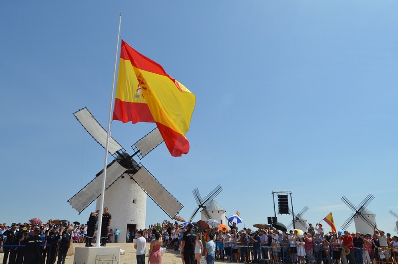 Campo de Criptana se vuelca en el acto de homenaje a la Bandera de España y a la Unidad Militar de Emergencias