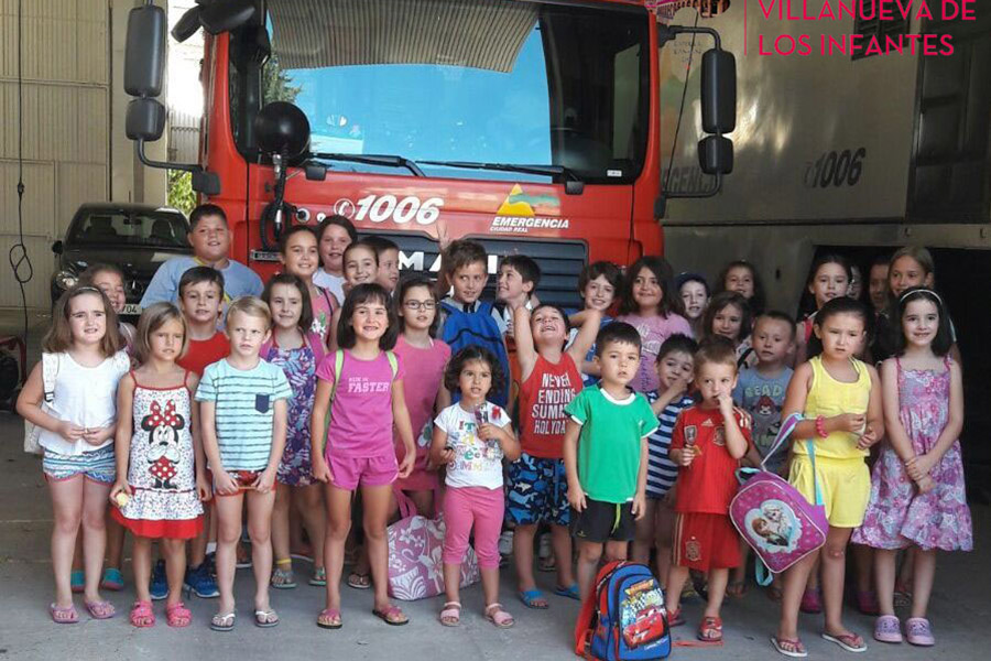 Los niños y niñas de los Talleres de Verano visitan el Parque de Bomberos de Villanueva de los Infantes