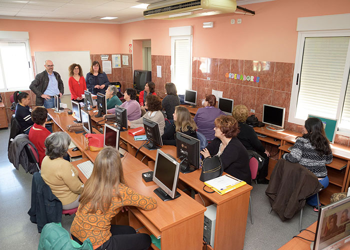 Veinte mujeres participan en el curso de iniciación a los medios digitales