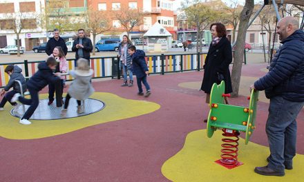 El Ayuntamiento finaliza la instalación de un nuevo carrusel inclusivo en el parque infantil del Arenal