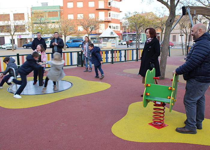 El Ayuntamiento finaliza la instalación de un nuevo carrusel inclusivo en el parque infantil del Arenal