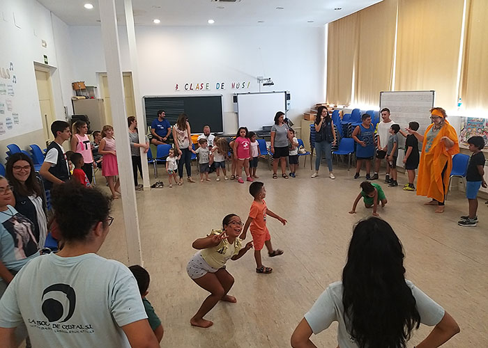 La Escuela de Inglés de Verano se despide con danza africana y percusión corporal