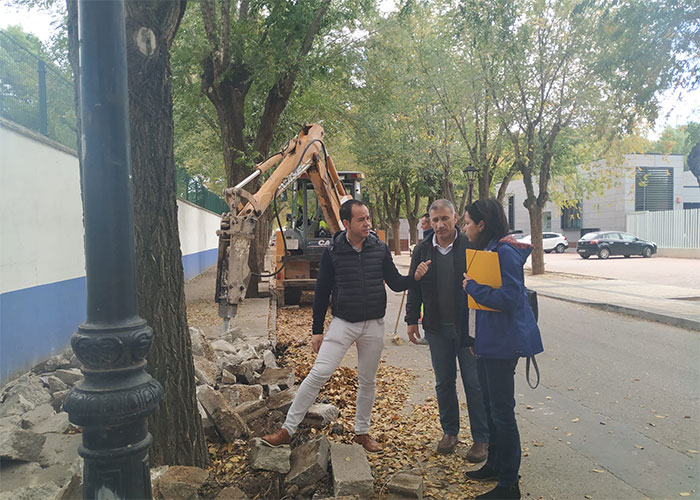 Comienzan las obras de renovación del acerado derecho en la Avenida de Tierno Galván