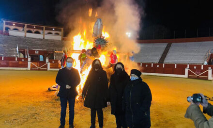 El Carnavalcázar 2020 se despide con la tradicional incineración de la Sardina en la Plaza de toros