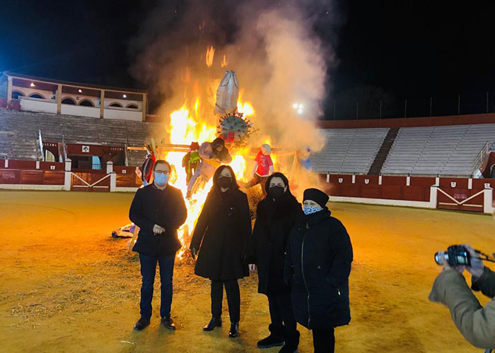 El Carnavalcázar 2020 se despide con la tradicional incineración de la Sardina en la Plaza de toros