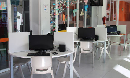 Los Puntos de Inclusión Digital en Alcázar de San Juan cuentan con tres monitores que ayudan a los usuarios a realizar sus trámites