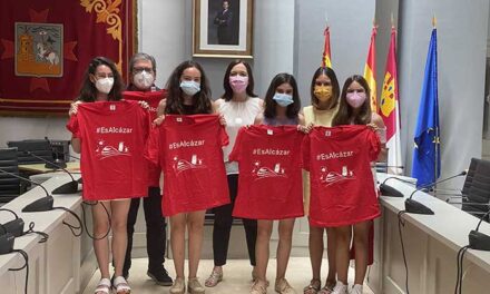 Rosa Melchor recibe a las alumnas del Colegio Santísima Trinidad ganadoras de la fase autonómica del concurso Consumópolis