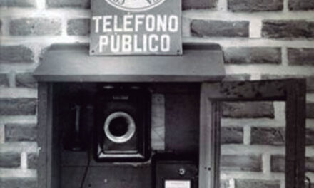 El primer teléfono público