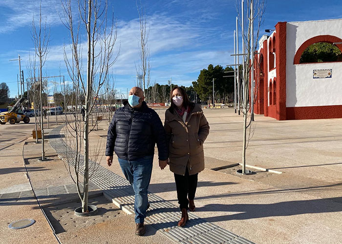 La alcaldesa, Rosa Melchor, visitó el nuevo entorno de la Plaza de Toros tras las obras de reforma integral