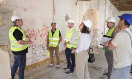 Jiménez visita las obras de rehabilitación de los pabellones del Castillo de Peñarroya