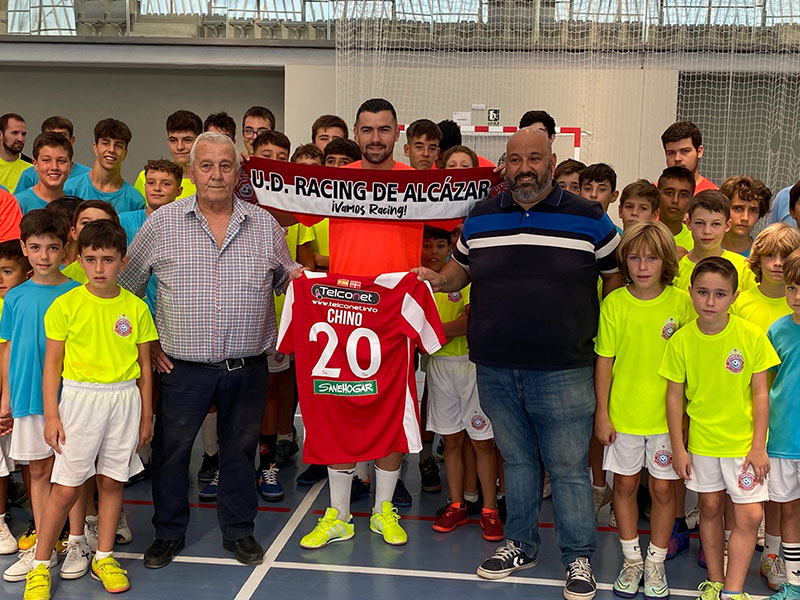 El jugador internacional, Chino, visita el campus de futbol sala de Alcázar
