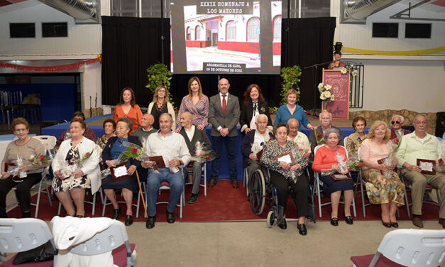 El Ayuntamiento reconoce a los mayores que han cumplido 85 años ‘una vida de esfuerzo y trabajo’