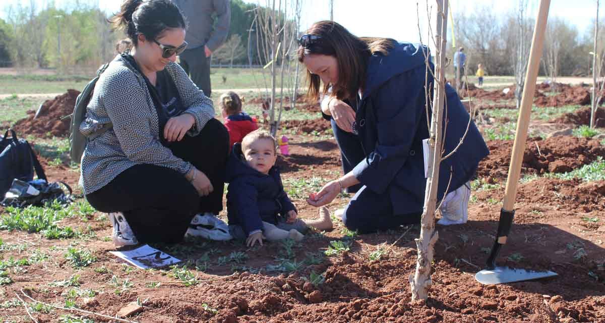 El Bosque de la Vida sigue creciendo con la plantación de 230 árboles de las familias con hijos nacidos en 2021 y 2022